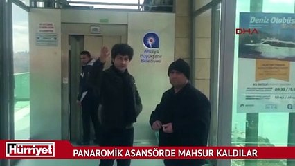Panaromik asansörde mahsur kaldılar