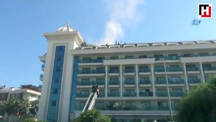 Antalya'da 5 yıldızlı otelin çatısından dumanlar yükseldi
