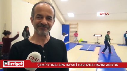 Sünger dolu havuzda antrenman yapıyor