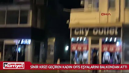 Sinir krizi geçiren kadın ofis eşyalarını balkondan attı