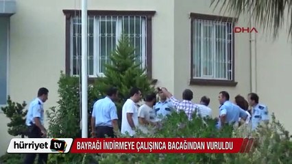 Polis merkezindeki bayrağı indirmeye çalıştı