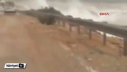 Saatteki hızı 145 kilometreye ulaşan fırtına yolları kapadı