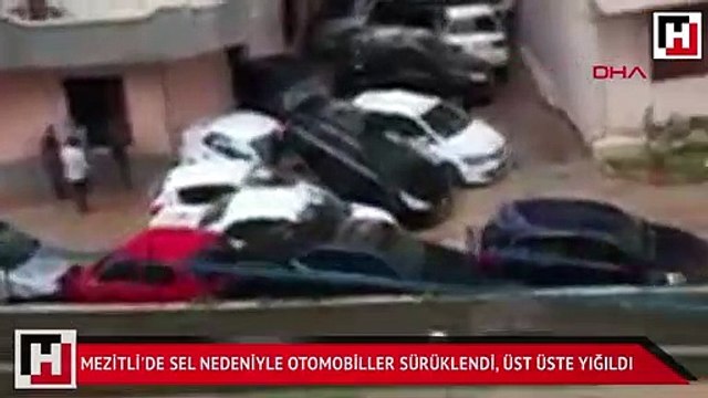 Mezitli'de sel nedeniyle otomobiller sürüklendi, üst üste yığıldı