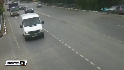 Motosiklet otomobile öyle hızlı çarptı ki