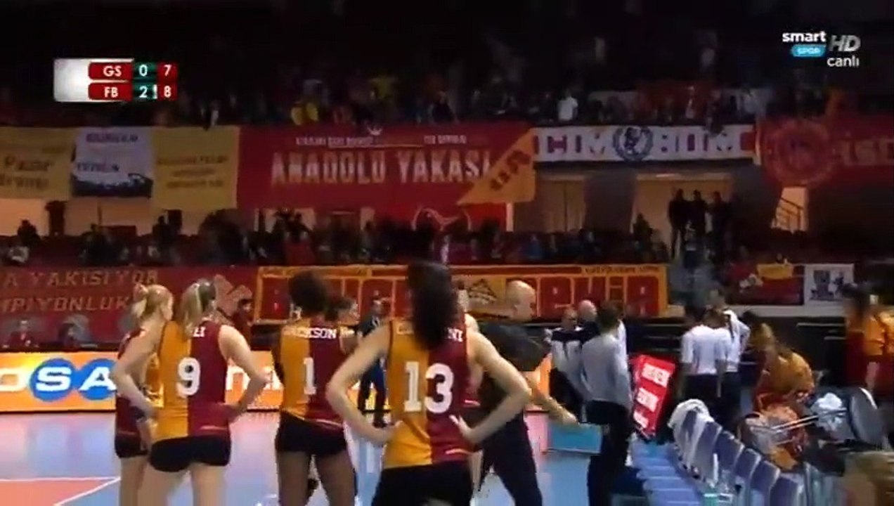 Kadınlar Voleybol Ligi'nde GS-FB Derbisi küfür yüzünden durduruldu