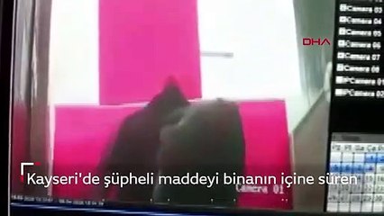 Şüpheli maddeyi binanın içine süren ve kameralara yakalanan kadın panik yarattı