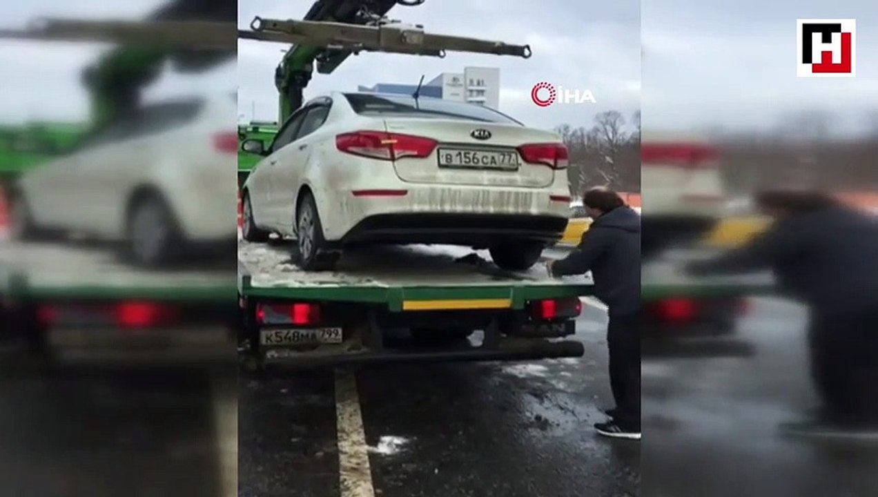 Rus sürücü aracını çekicinin üstünden kaçırdı