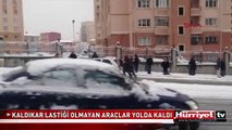 İSTANBUL'DA KAR LASTİĞİ OLMAYAN ARAÇLAR YOLDA KALDI