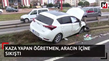 Kaza yapan öğretmen, aracın içine sıkıştı