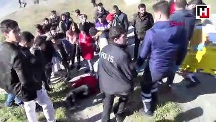 Esenyurt'ta araç kaldırımda yürüyenlerin arasına daldı