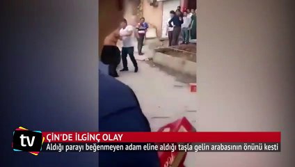 Gelin arabasının önünü taşla kesen çinli