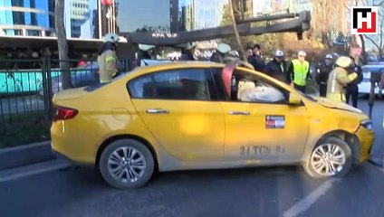 Sollama yaparken bir araca çarpan ticari taksi takla attı