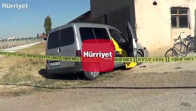 Hafif ticari araç duvara çarptı