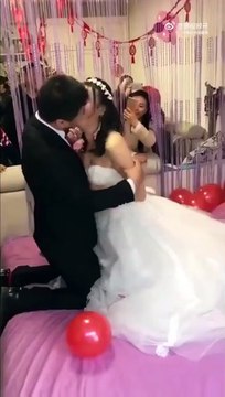 Clip: Em trai khóc hết nước mắt khi nhìn chị gái và anh rể hôn nhau