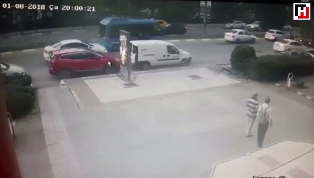 Polisleri görünce geri vitese taktı, ters istikamette araçlara çarptı, yakalandı