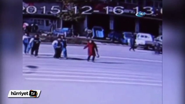Motosikletli yayaların arasına daldı