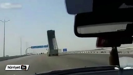 Kamyon sürücüsü damperi indirmeyi unutunca