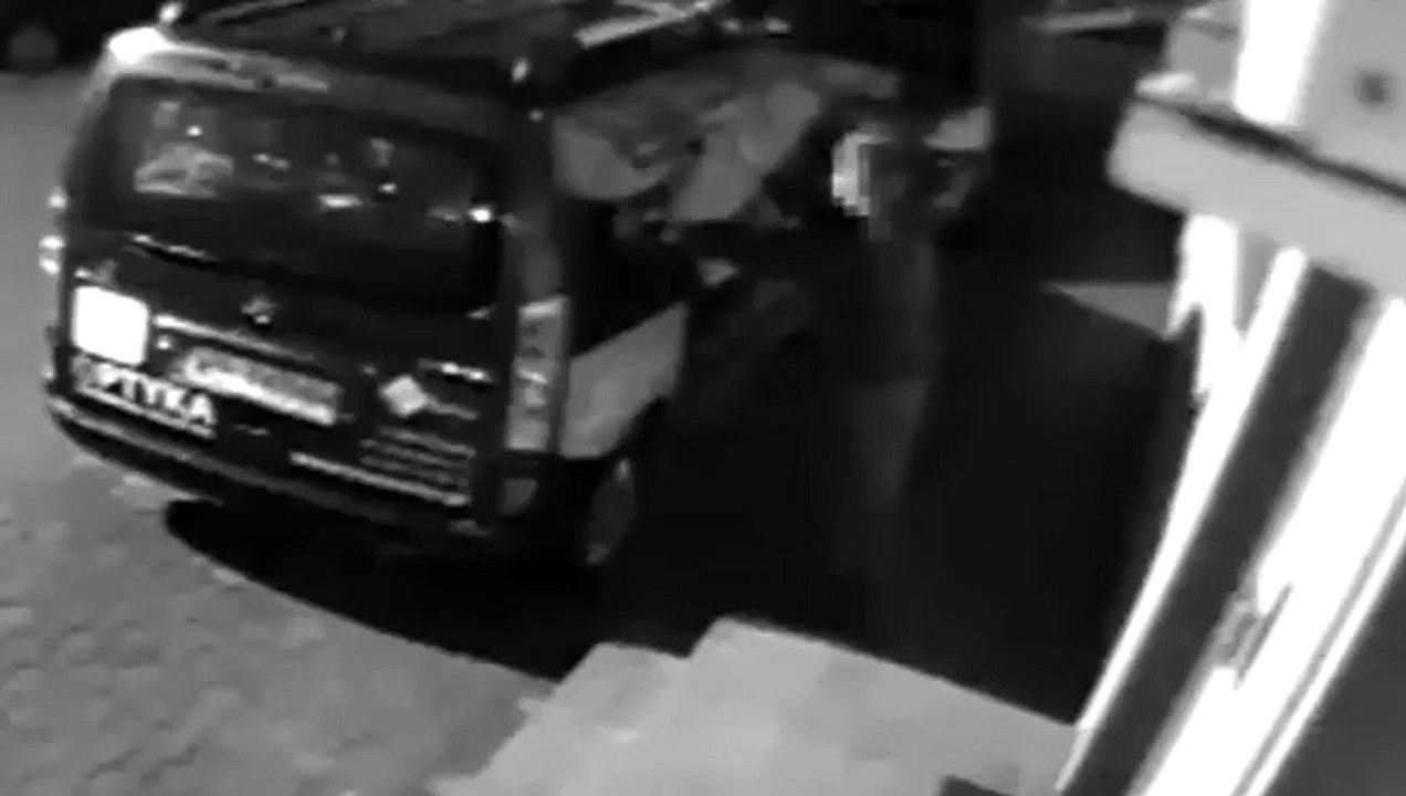 Aracın camına kafa attı