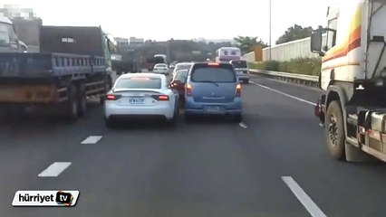 5 şeritli bomboş yolu paylaşamayan sürücüler