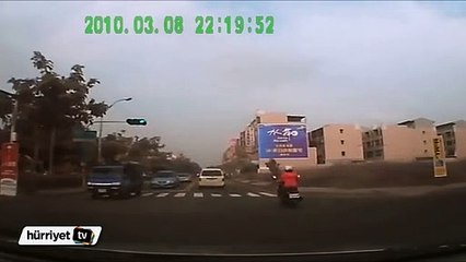 Otomobilin kaputuna yığılan motosikletliler araç kamerasında