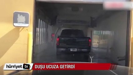 Arac yıkama sırasında duş alan adam herkesi güldürdü