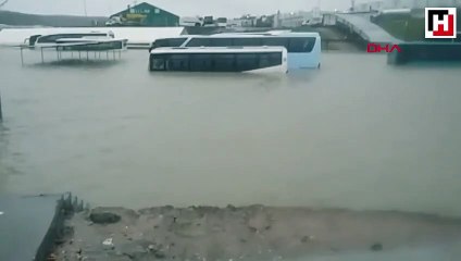 Arnavutköy'de onlarca araç su altında kaldı