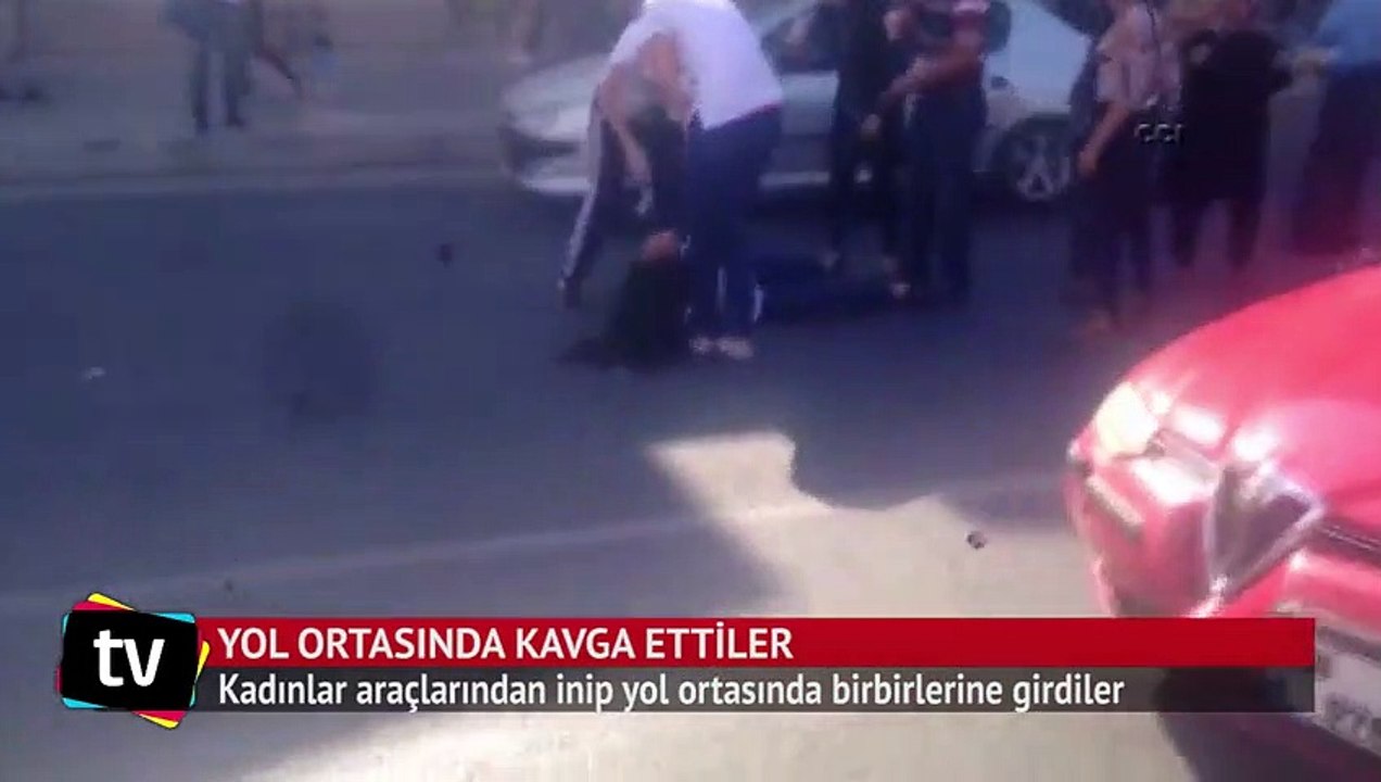 Kadınlar araçlarından inip yol ortasında birbirlerine girdiler
