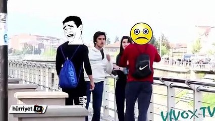 Kız arkadaşıma bakma şakası