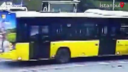Arnavutköy'de otomobilin iki genç kıza çarpma anı kamerada