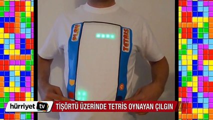 Tişörtü üzerinde tetris oynayan adam