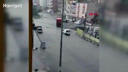 Arnavutköy'de yağış nedeniyle yollar göle döndü