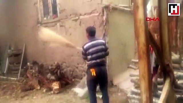 Evinin duvarına yuva yapan arıları kovmak isterken, arıların saldırısına uğradı