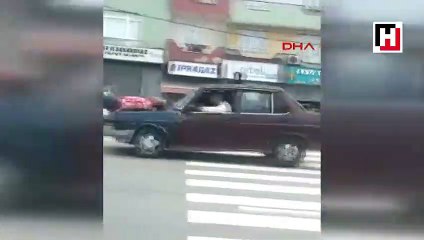 Arızalanan minibüsü ayaklarıyla itti