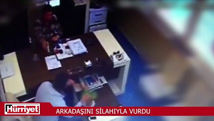 Arızalı olduğunu göstermek istediği tabancanın tetiğine basınca arkadaşını öldürdü