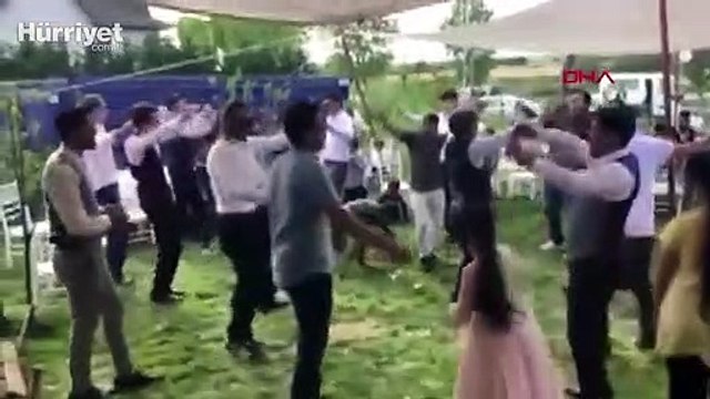 Koronavirüs tehdidine aldırış etmeyenler, bahçede düğün yapıp oynadı