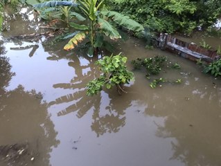 อ่างทองต้านไม่อยู่แล้ว มวลน้ำทะลักอ.โพธิ์ทอง กลางดึก