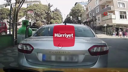 Güpegündüz otomobilin içindeki çantayı böyle çaldı