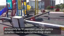 Parkta oynarken üzerine aydınlatma direği düştü!