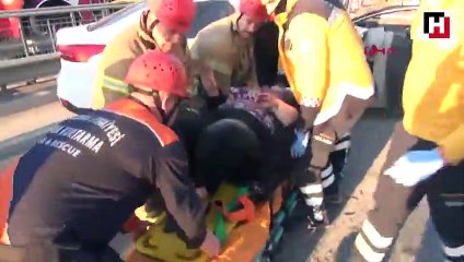 Arnavutköy'de araçta sıkışan kadını itfaiye kurtardı