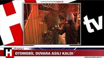 OTOMOBİL DUVARA ASILI KALDI