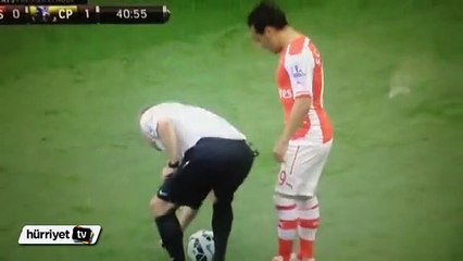 Hakem köpüğü Cazorla'nın yüzüne sıktı