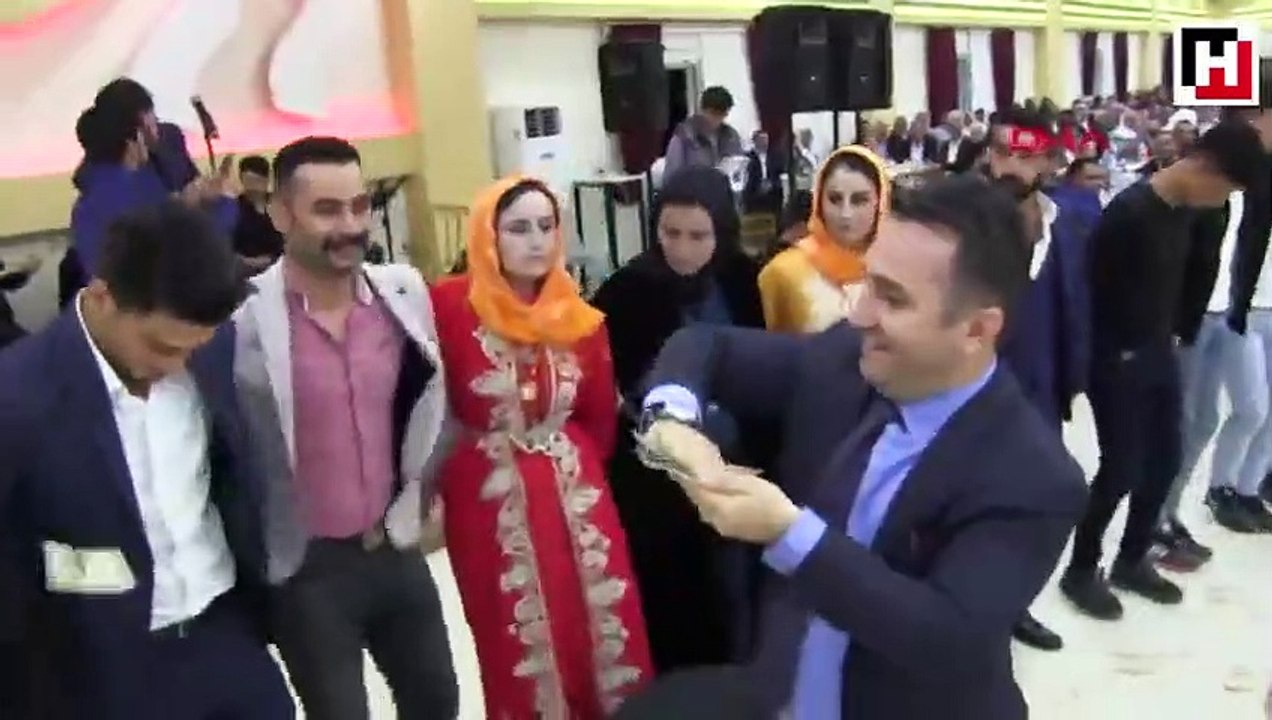 Aşiret düğününde dolarlar havada uçuştu!