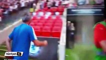 Madalyasını Jose Mourinho'ya fırlattı