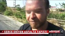 ASFALTA YAPIŞAN SERÇEYİ BÖYLE KURTARDI