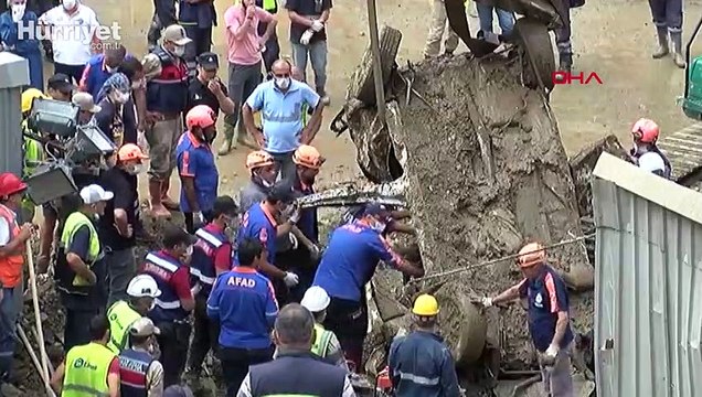 Artvin'de 3 kişilik ailenin içinde bulunduğu otomobilden 1 kişinin cenazesi çıkarıldı