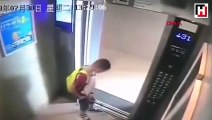 Kapı sensörü ile oynadığı asansörde mahsur kaldı