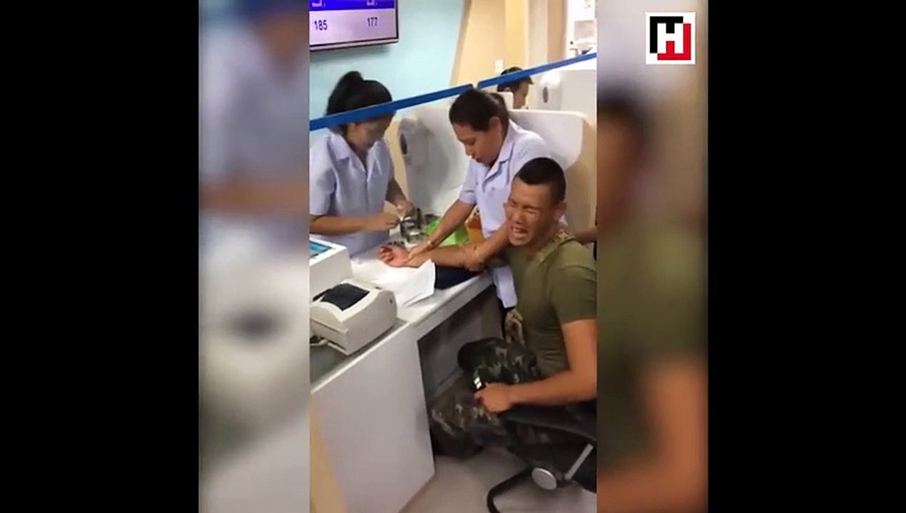İğneden ölümüne korkan Tayland askeri!