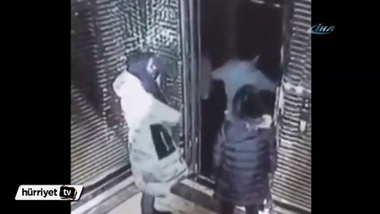 Asansörün kapısı açıldı kendini boşlukta buldu