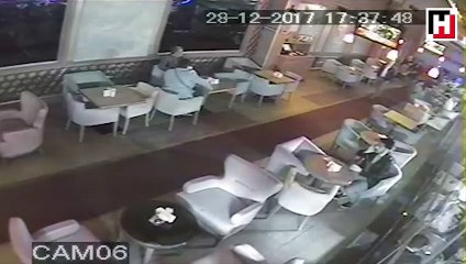 AVM'de baskın anı... Fark etmediler, yan masada polis vardı