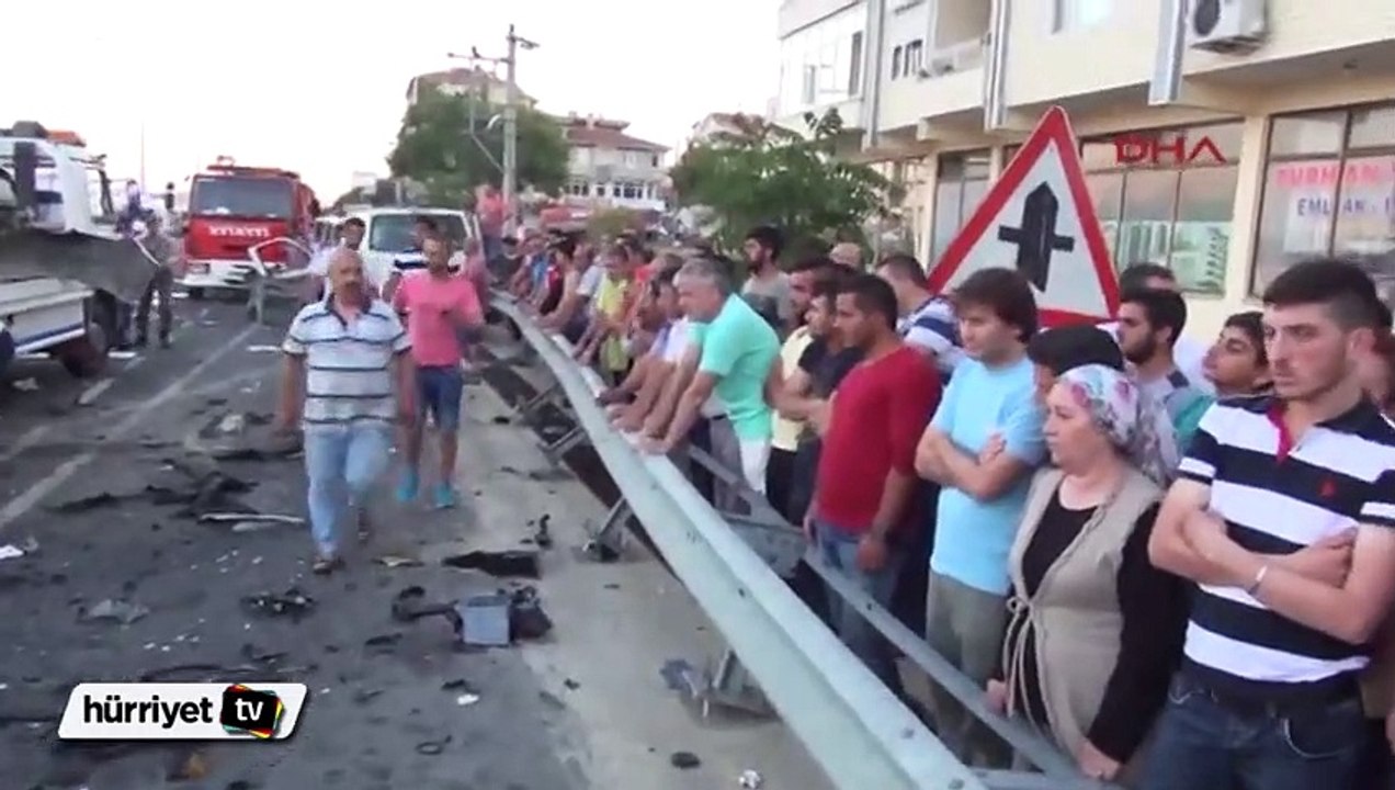 Otomobil orta refüjü aşıp, karşı şeride geçti: 3 ölü, 9 yaralı